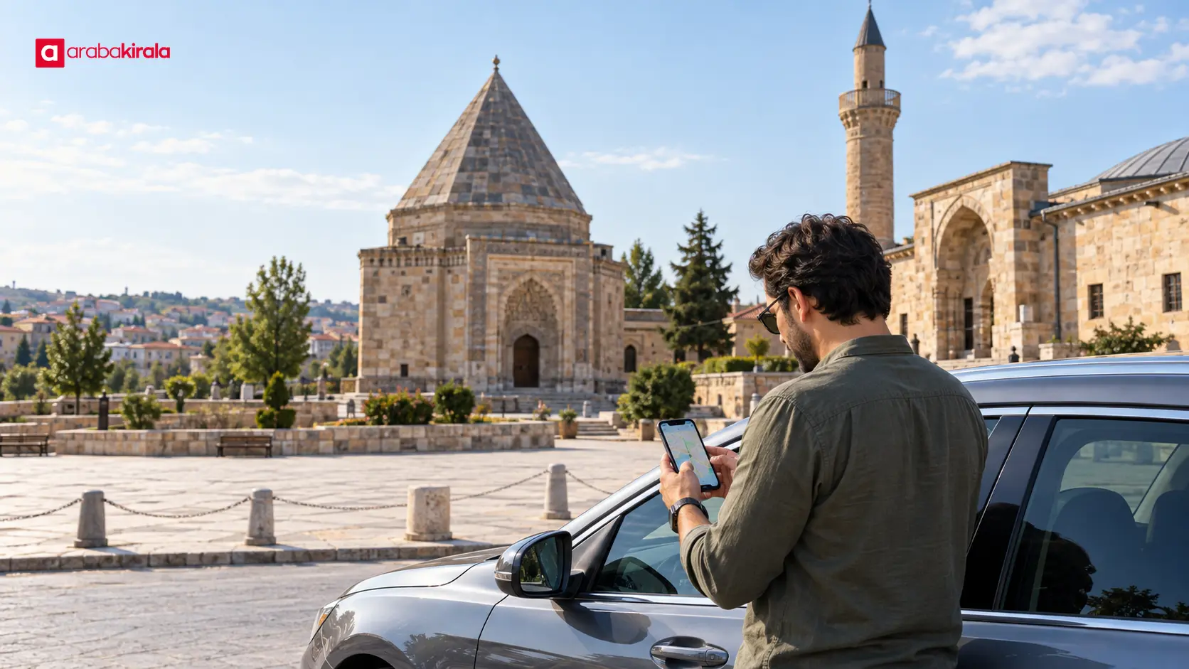 Kırşehir merkezinde otomobili park edip yürüyüş rotasını telefondan kontrol eden bir ziyaretçi Kırşehir merkezinde otomobili park edip yürüyüş rotasını telefondan kontrol eden bir ziyaretçi