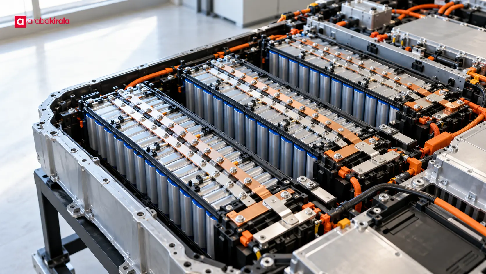 Elektrikli araç batarya modülünde seri ve paralel bağlantı düzenini gösteren hücre sıraları Elektrikli araç batarya modülünde seri ve paralel bağlantı düzenini gösteren hücre sıraları