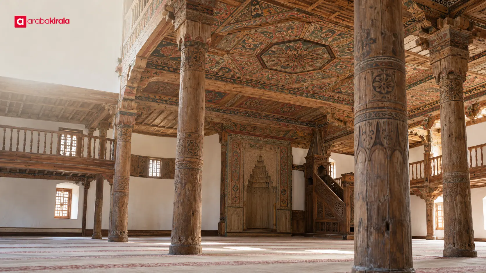 Mahmut Bey Camii’nin ahşap direkleri ve süslemeli tavanından ayrıntı Mahmut Bey Camii’nin ahşap direkleri ve süslemeli tavanından ayrıntı