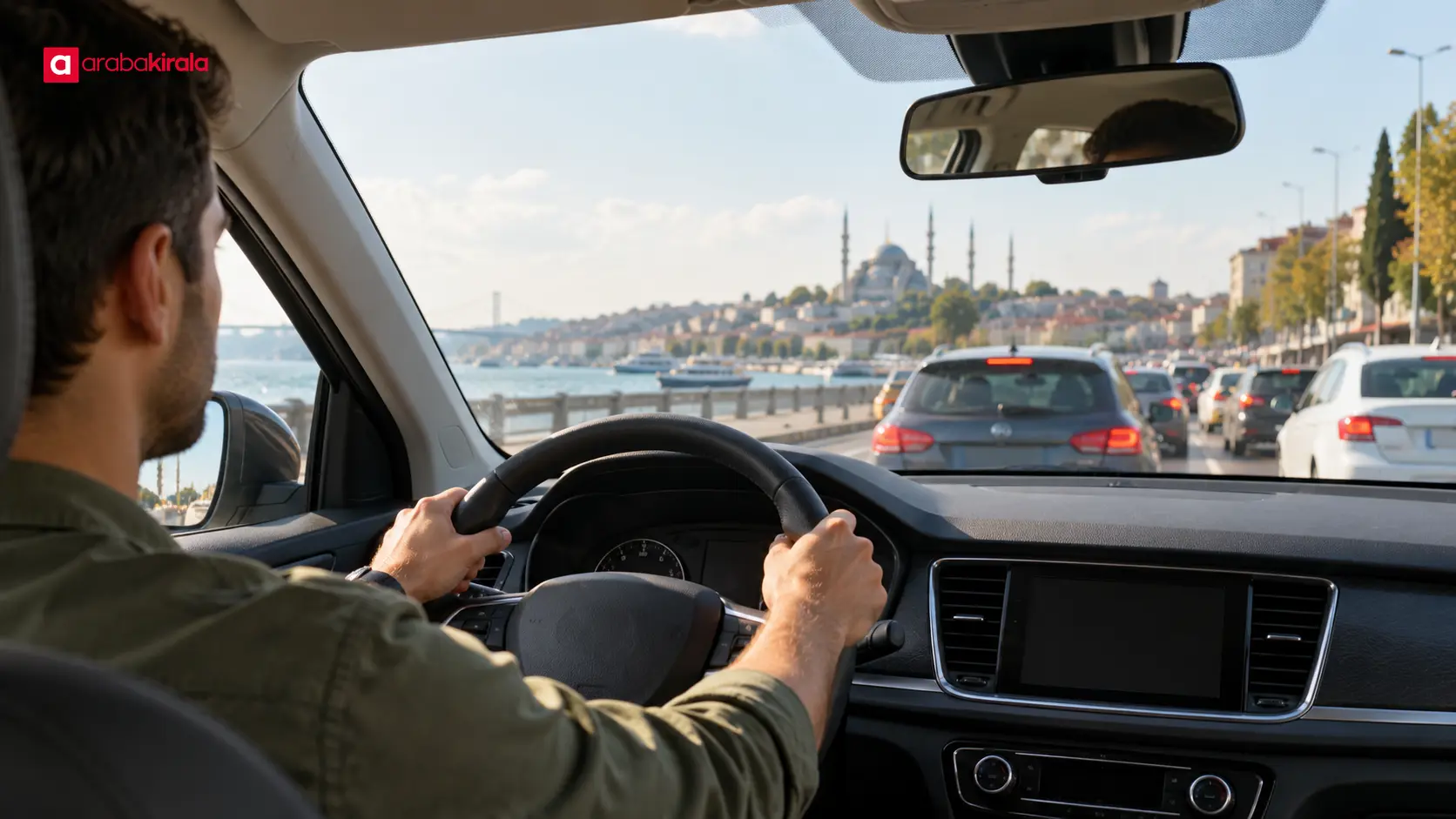 İstanbul şehir içi trafiğinde öndeki akışı izleyen sürücü ve otomobil içi İstanbul şehir içi trafiğinde öndeki akışı izleyen sürücü ve otomobil içi
