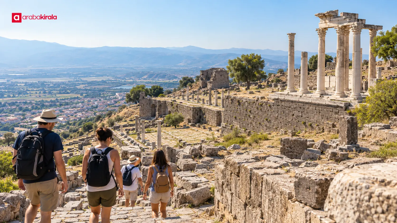Bergama Akropolü’nde antik kalıntılar arasında geziye hazırlanan ziyaretçiler Bergama Akropolü’nde antik kalıntılar arasında geziye hazırlanan ziyaretçiler