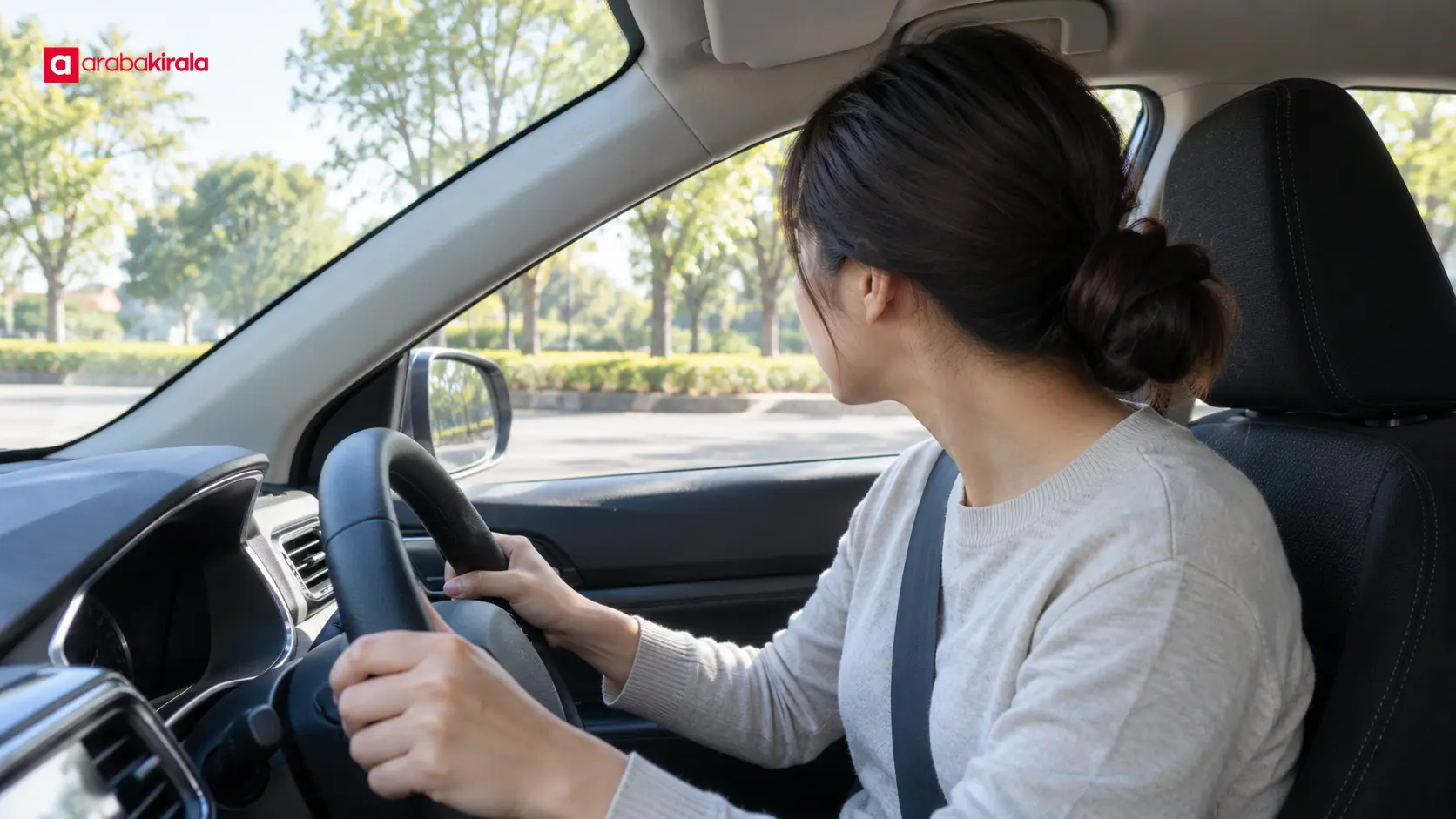 Sürücü, park halindeki otomobilde ön cam sütununun yanındaki alanı başını çevirerek kontrol ediyor Sürücü, park halindeki otomobilde ön cam sütununun yanındaki alanı başını çevirerek kontrol ediyor
