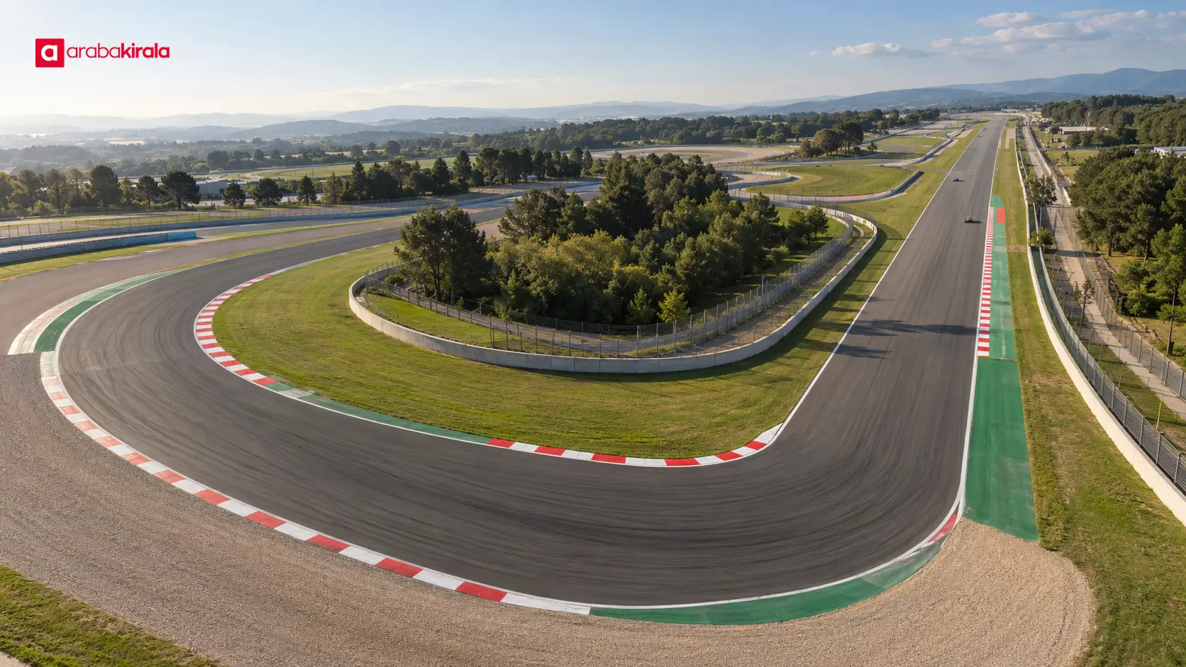 Viraj çıkışından uzun düzlüğe uzanan Formula 1 pisti Viraj çıkışından uzun düzlüğe uzanan Formula 1 pisti