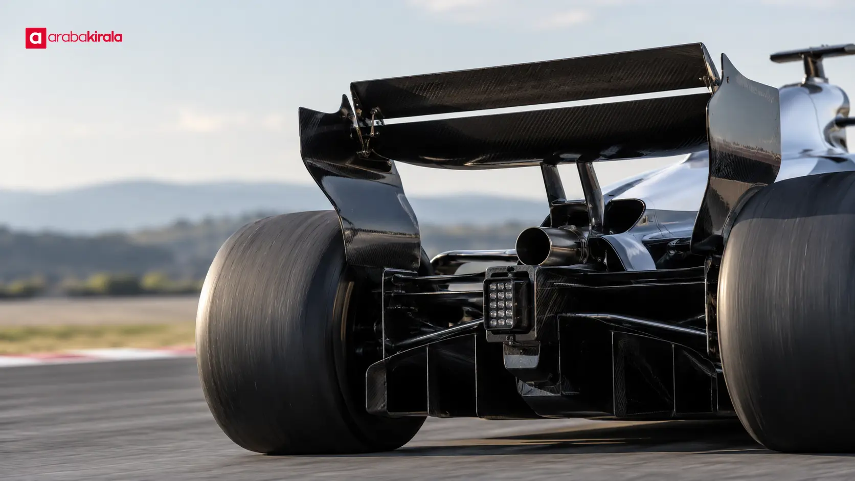 Hareketli arka kanadı görülen bir Formula 1 aracı Hareketli arka kanadı görülen bir Formula 1 aracı