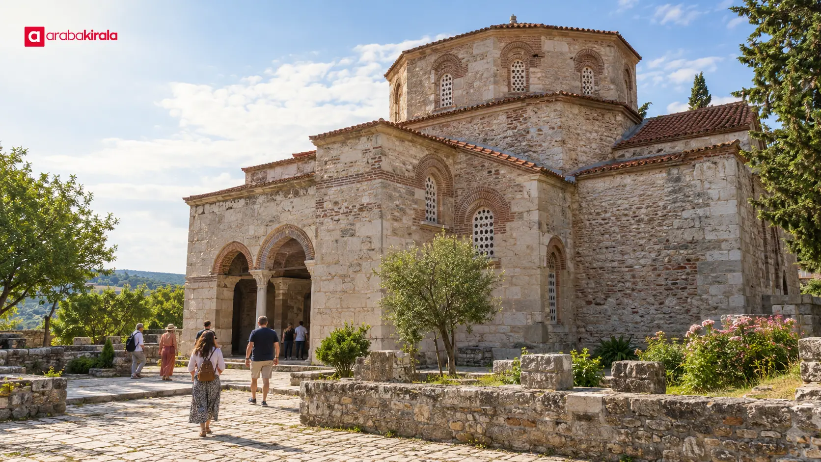 Vize’de Küçük Ayasofya’nın taş cephesi önünde yürüyen ziyaretçiler Vize’de Küçük Ayasofya’nın taş cephesi önünde yürüyen ziyaretçiler