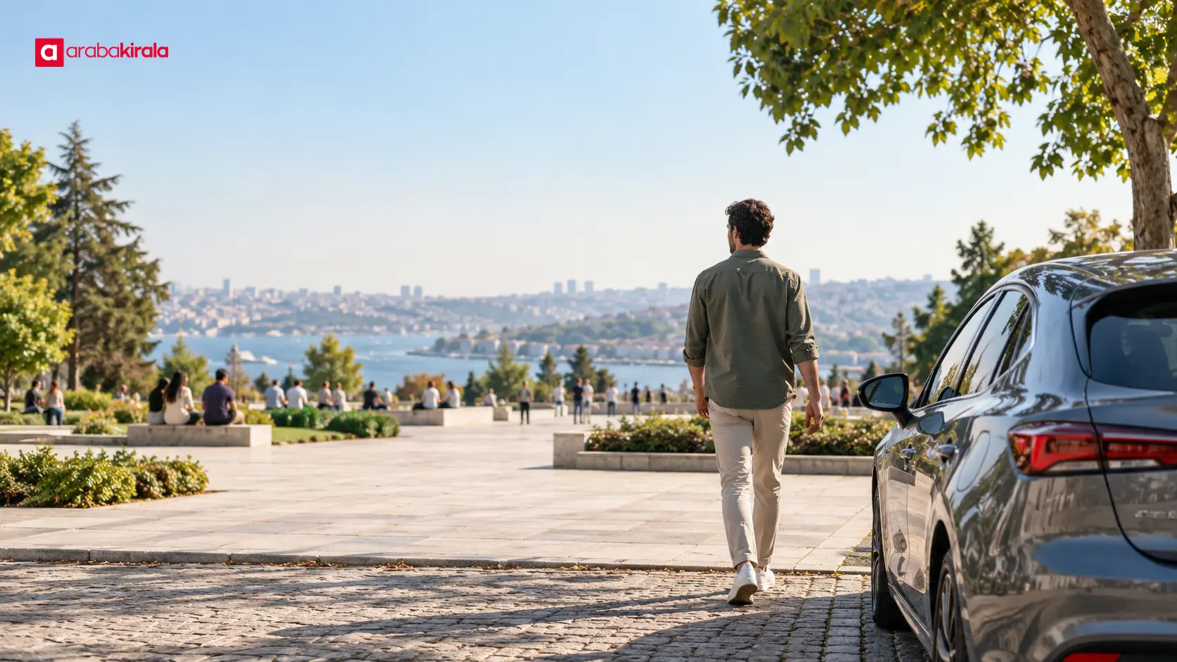 Gündüz vakti güvenli biçimde park edilmiş araçtan açık bir kamusal alana yürüyen sürücü