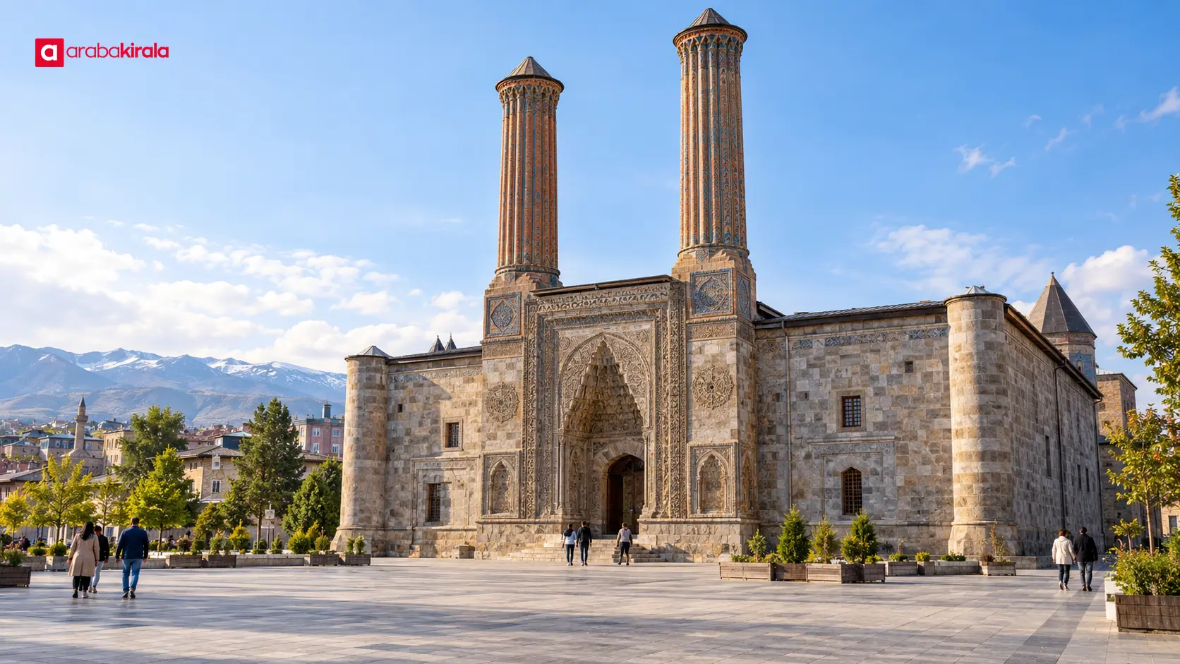 Erzurum merkezindeki Çifte Minareli Medrese’nin taş cephesi ve minareleri Erzurum merkezindeki Çifte Minareli Medrese’nin taş cephesi ve minareleri