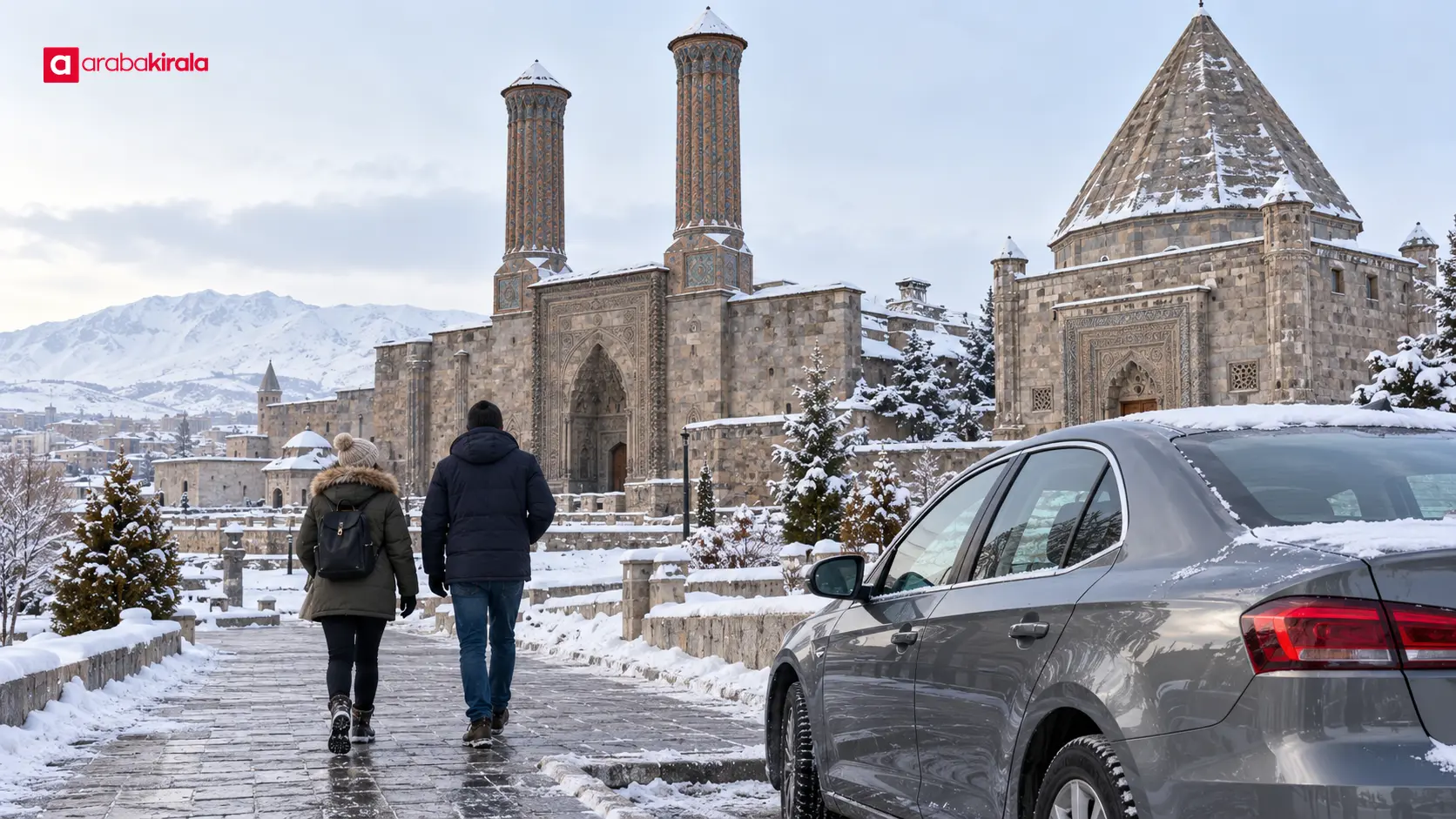 Erzurum merkezinde aracı uygun bir noktaya bırakıp tarihî bölgeye yürüyen ziyaretçiler Erzurum merkezinde aracı uygun bir noktaya bırakıp tarihî bölgeye yürüyen ziyaretçiler