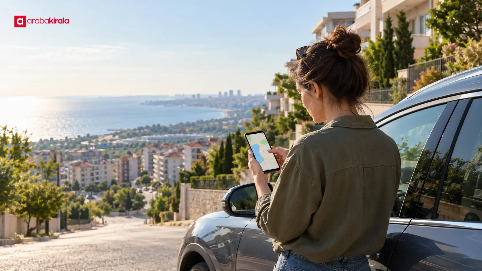 Yola çıkmadan önce telefon haritasında Beylikdüzü rotasını kontrol eden sürücü Yola çıkmadan önce telefon haritasında Beylikdüzü rotasını kontrol eden sürücü